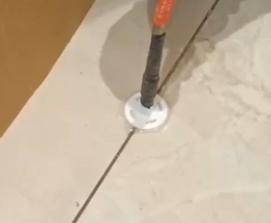 兰州市瓷砖空鼓维修公司专业解答瓷砖在铺贴过程中，如果没有涂抹均匀到位的粘结材料（如水泥砂浆或瓷砖胶），可能会导致以下问题