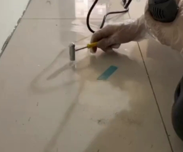 兰州市瓷砖开裂维修公司专业分享瓷砖在铺贴前如果没有沥干水分，将会导致以下问题